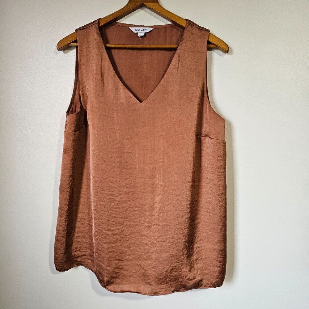 EUC NINE WEST RUST SATIN FEEL V NECK TANK TOP BLOUSE SIZE MEDIUM WOMENS